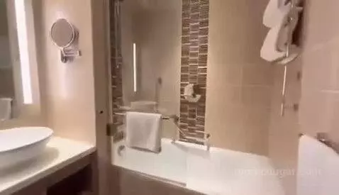 One Bedroom King Suite bathroom picture #6