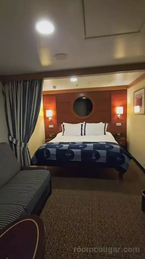 Inside Cabin (#8583) bed picture #3