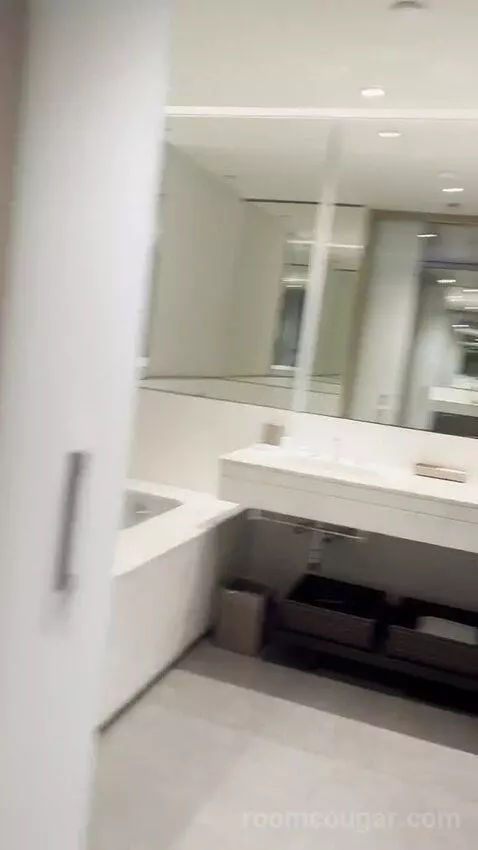 King Room with View bathroom picture #9