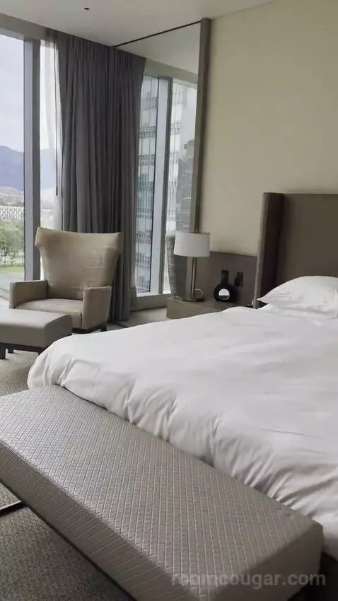 King Room with View bed picture #1