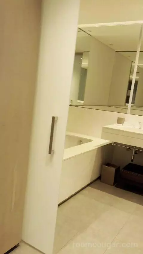 King Room with View bathroom picture #1