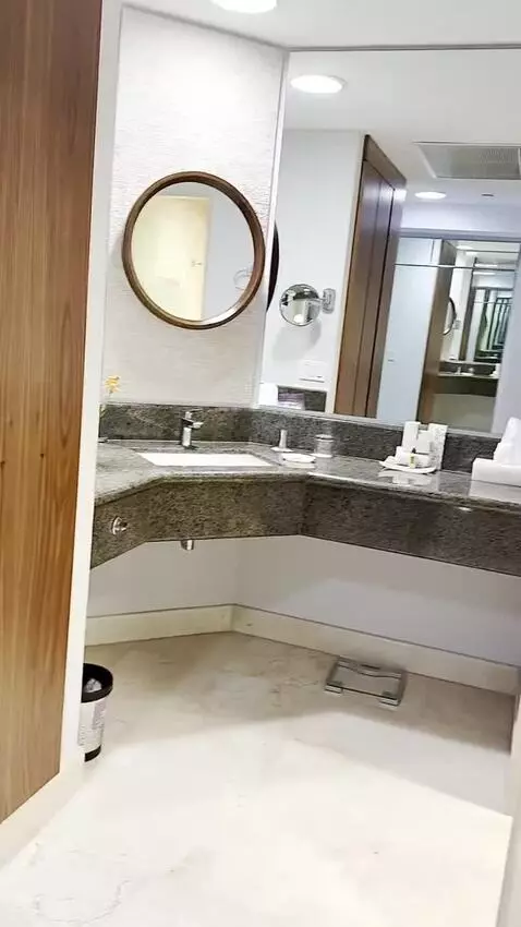 Deluxe Double Room bathroom picture #1