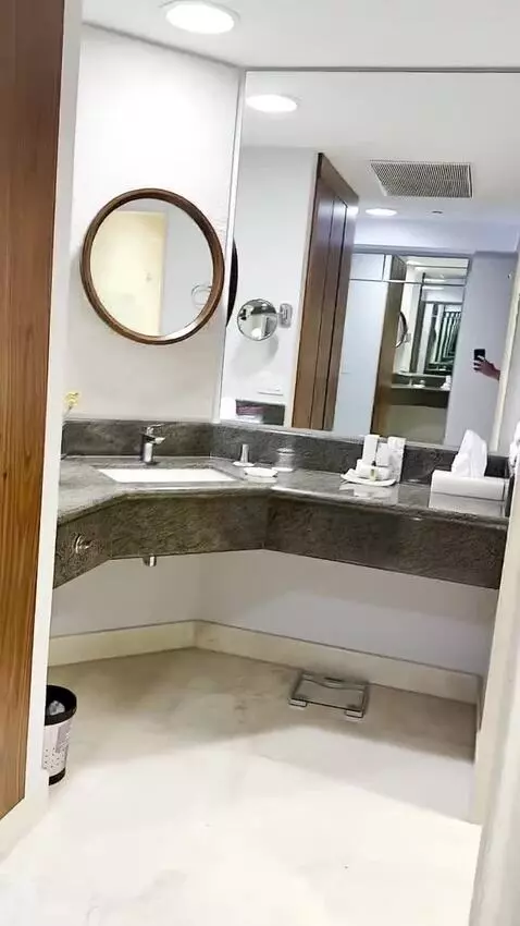 Deluxe Double Room bathroom picture #3