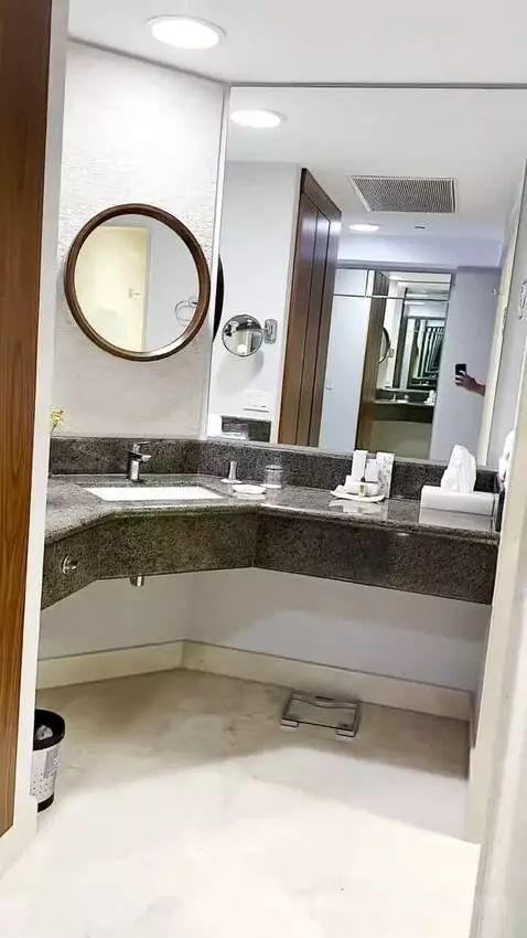 Deluxe Double Room bathroom picture #5