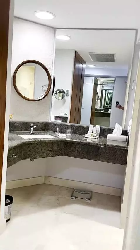 Deluxe Double Room bathroom picture #7