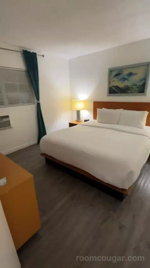 King Suite bed picture #2