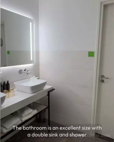 Double Room with Courtyard View bathroom picture #1