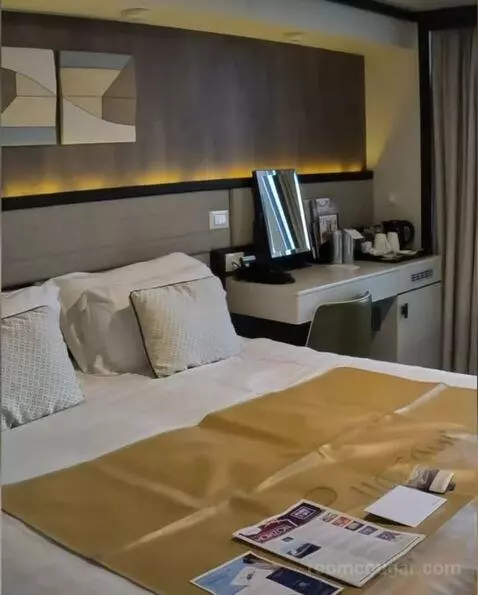 Suite (D226) bed picture #4