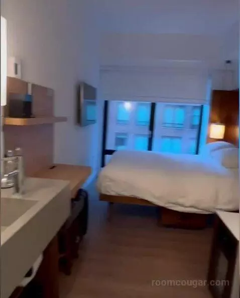 Queen Room with Courtyard View bed picture #3