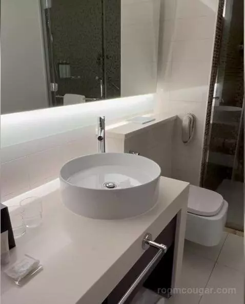 King Room with Sofa Bed bathroom picture #1
