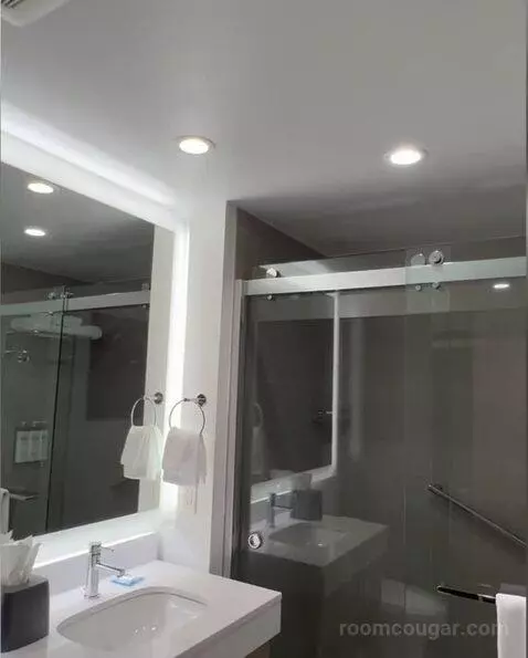 King Room bathroom picture #1