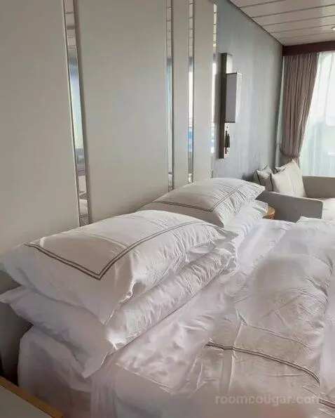 Balcony Cabin (#7023) bed picture #6