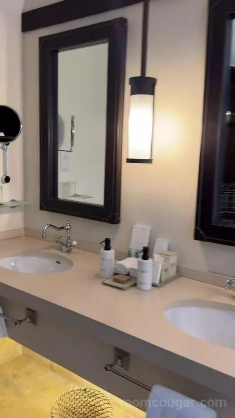 Suite bathroom picture #11