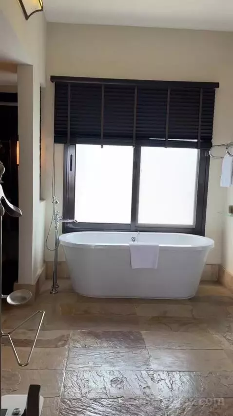 Suite bathroom picture #3