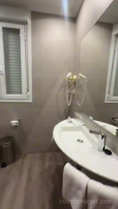 Quadruple Room bathroom picture #1