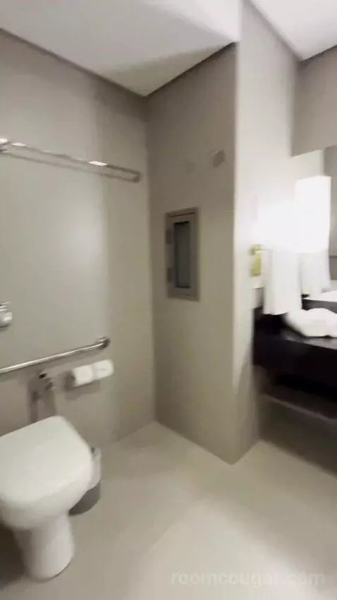 Queen Room - Disability Access (#1801) bathroom picture #5