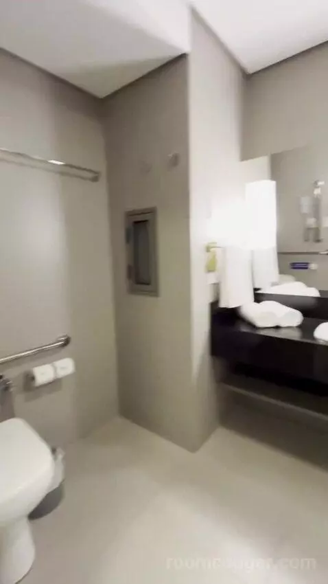 Queen Room - Disability Access (#1801) bathroom picture #6