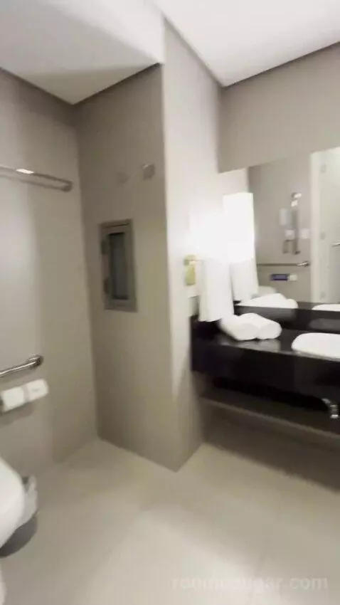 Queen Room - Disability Access (#1801) bathroom picture #7