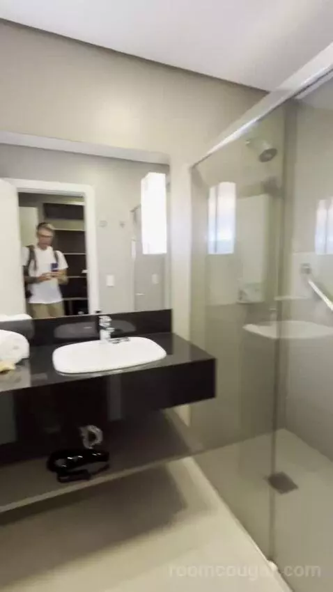 King Room (#1803) bathroom picture #1