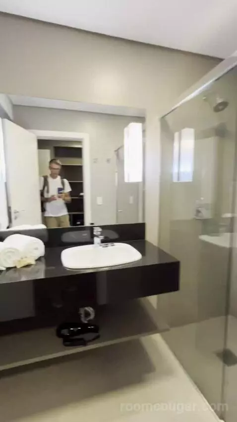 King Room (#1803) bathroom picture #2