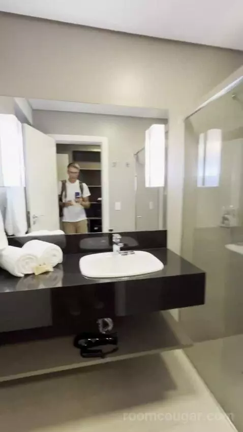 King Room (#1803) bathroom picture #3