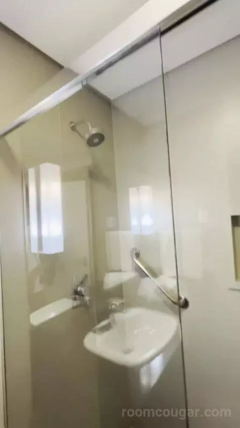 King Room (#1803) bathroom picture #10