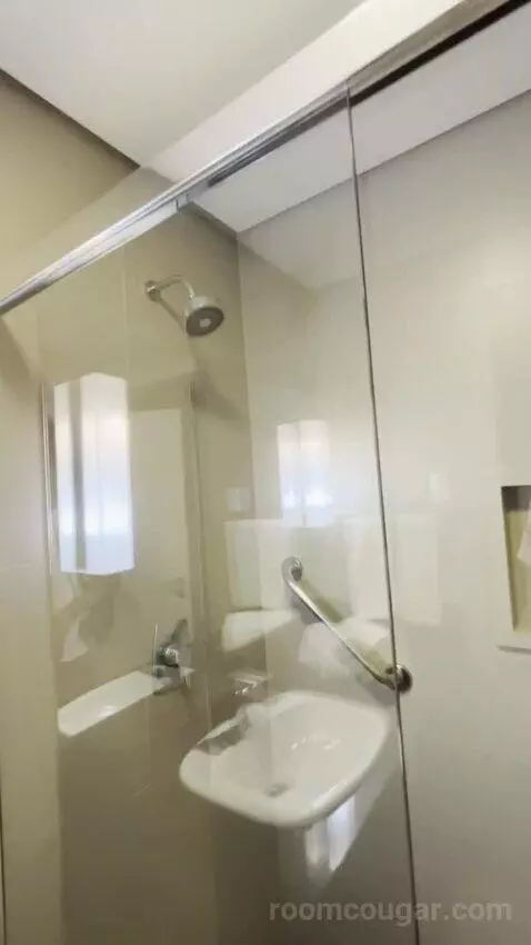 King Room (#1803) bathroom picture #11