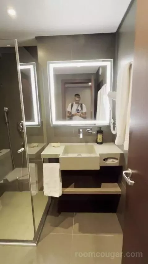 Superior Twin Room (#653) bathroom picture #1