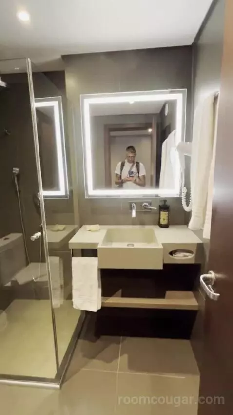 Superior Twin Room (#653) bathroom picture #2