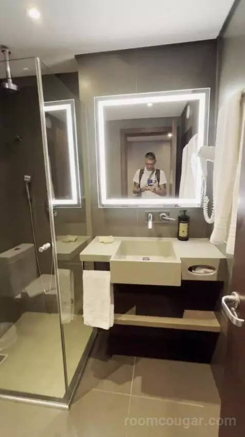 Superior Twin Room (#653) bathroom picture #3