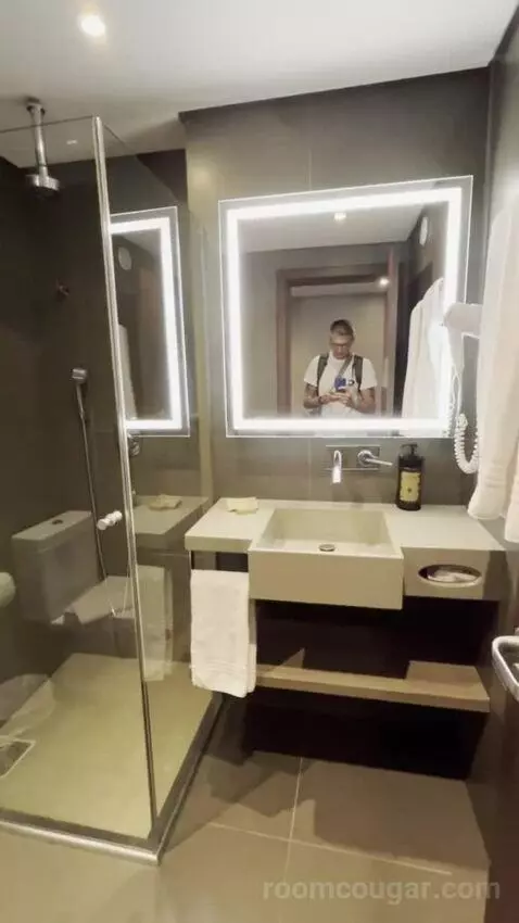 Superior Twin Room (#653) bathroom picture #4