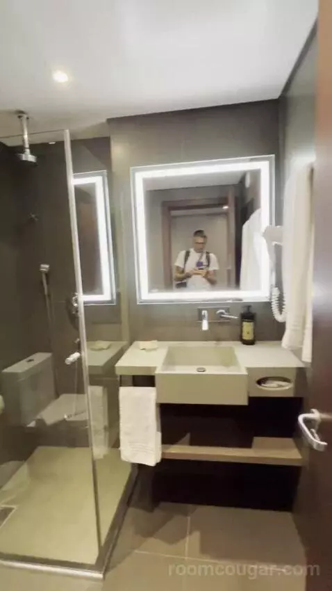 Superior Twin Room (#653) bathroom picture #10