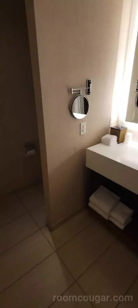 Double Room with Two Double Beds and Lake View bathroom picture #9