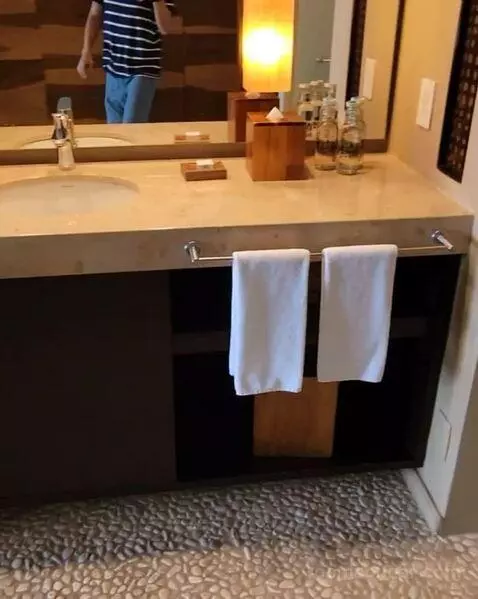 King Room with Partial Bay View bathroom picture #1