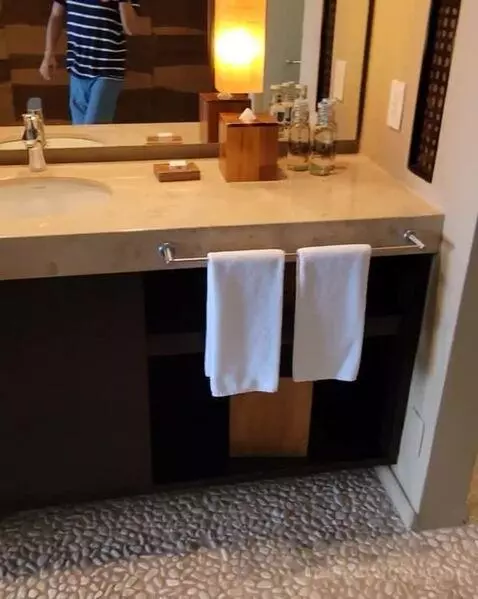 King Room with Partial Bay View bathroom picture #2