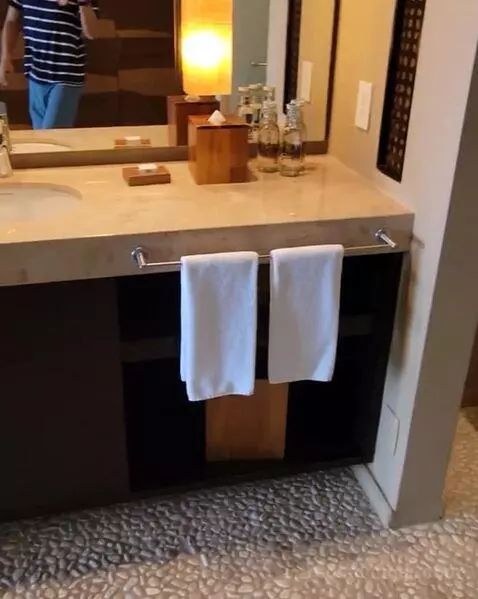 King Room with Partial Bay View bathroom picture #3