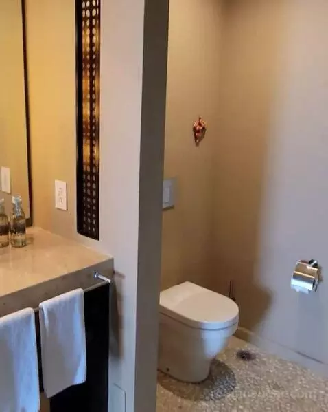 King Room with Partial Bay View bathroom picture #7