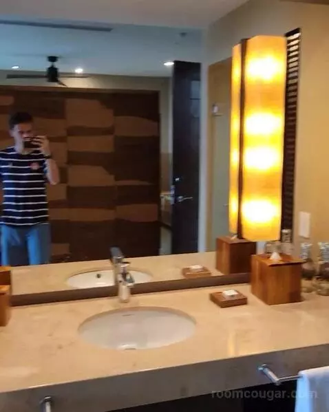 King Room with Partial Bay View bathroom picture #9