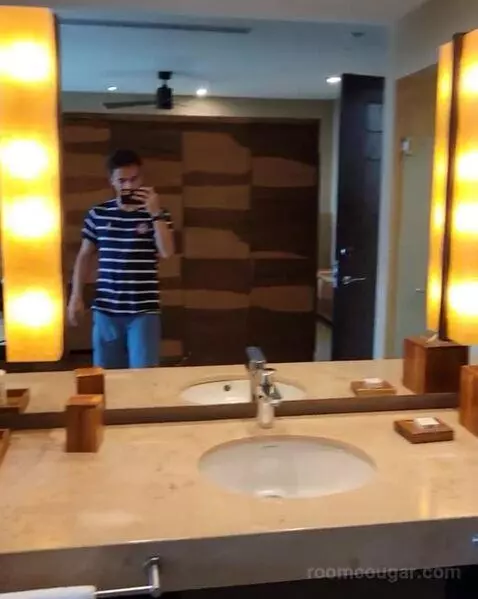 King Room with Partial Bay View bathroom picture #10