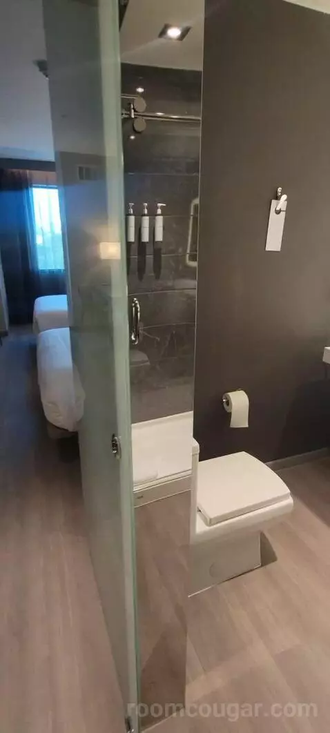 Guest Room, 2 Queen bathroom picture #2