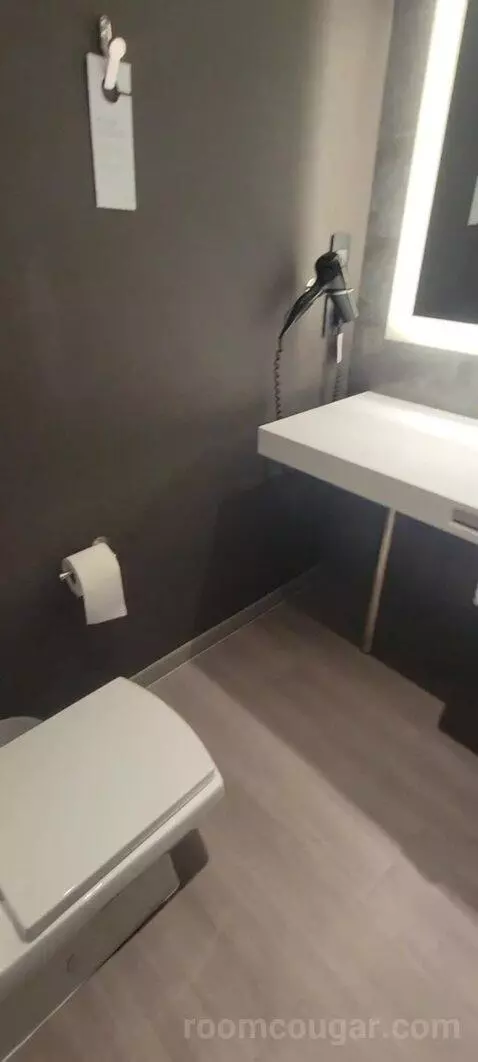 Guest Room, 2 Queen bathroom picture #5