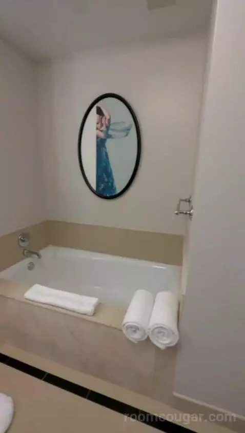 Deluxe Suite with Two Queen Beds - Fireworks View bathroom picture #10