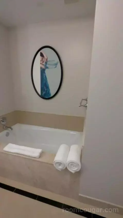 Deluxe Suite with Two Queen Beds - Fireworks View bathroom picture #11