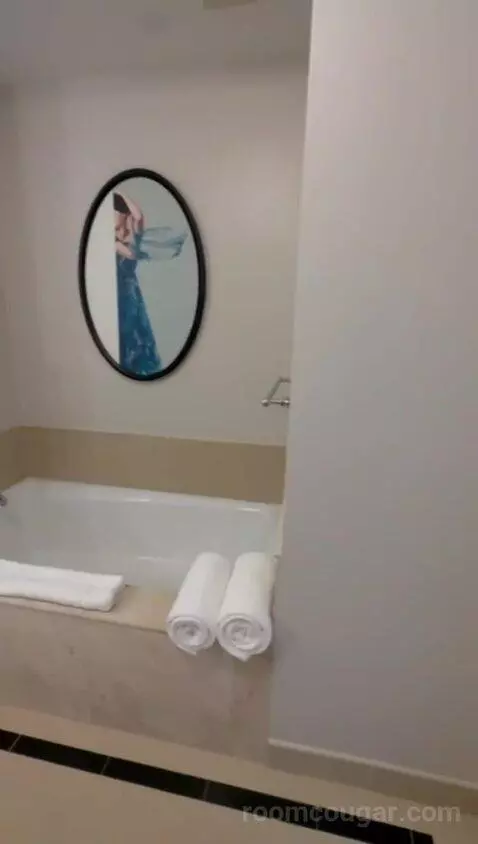 Deluxe Suite with Two Queen Beds - Fireworks View bathroom picture #12