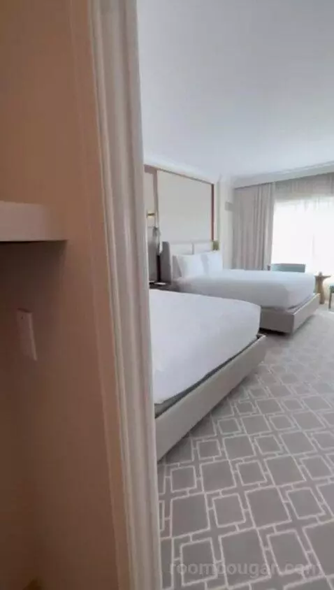Deluxe Suite with Two Queen Beds - Fireworks View bed picture #4