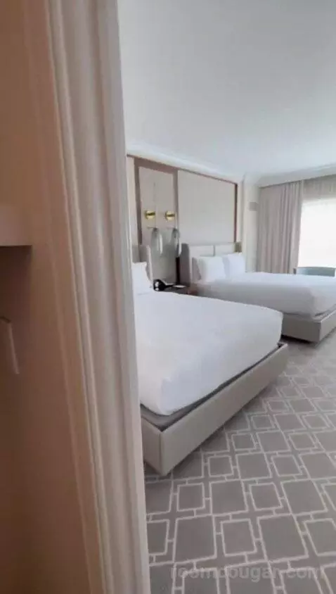 Deluxe Suite with Two Queen Beds - Fireworks View bed picture #5
