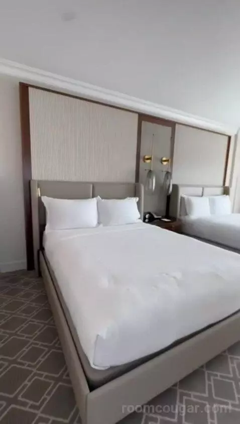 Deluxe Suite with Two Queen Beds - Fireworks View bed picture #10