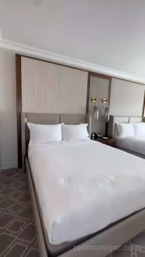 Deluxe Suite with Two Queen Beds - Fireworks View bed picture #12
