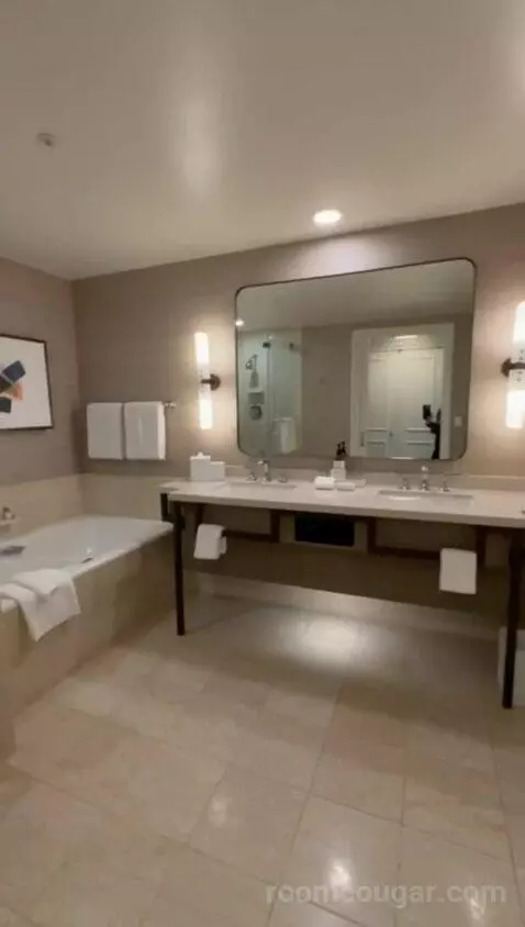 King Room with Coastal View bathroom picture #3