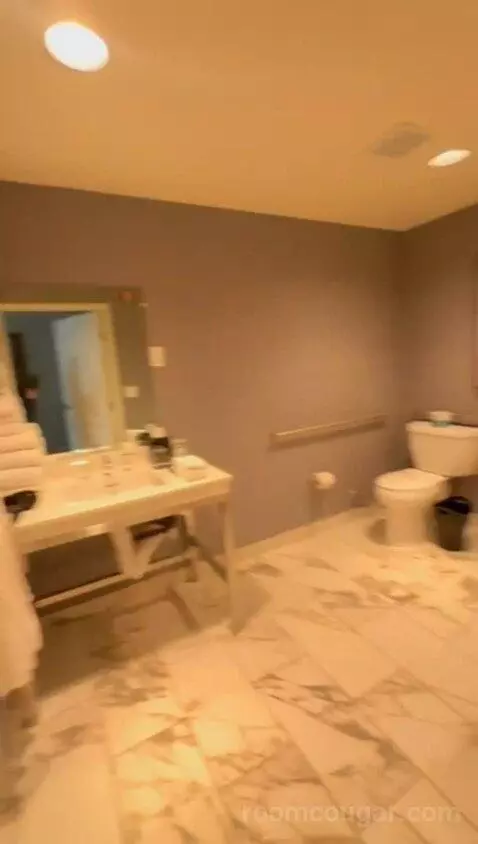 Junior Suite, 1 Bedroom Junior Suite, Coastline View (#311) bathroom picture #1